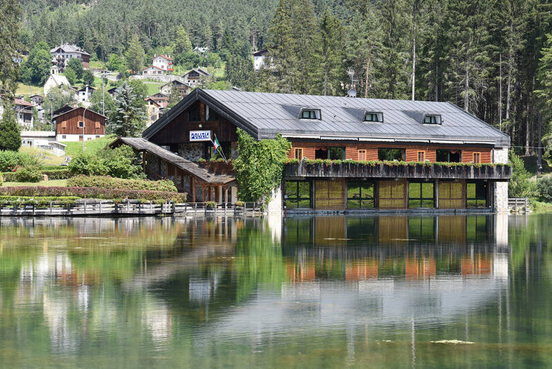 (KIKA) - SAN VITO DI CADORE - A UN PASSO DAL CIELO RIPARTE DA SAN VITO DI CADORE CON LA SESTA STAGIONE. LA PRIMA FICTION RAI GIRATA DOPO LA PANDEMIA oltre ALL'ALLIEVA CAMBIA LOCATION, DAL TRENTINO ALTO ADIGE  VERRà GIRATA TOTALMENTE IN VENETO.I PRIMI CIAK AL LAGO DI MOSIGO DI SAN VITO VEDONO PROTAGONISTI DANIELE LIOTTI, ENRICO IANNIELLO E GIUSY BUSCEMI, RIENTRATA NEI PANNI DELLA SORELLA DEL COMMISSARIO NAPPI, COINVOLTI NELLO SCOPPIO DI UNA BOMBA SULLA RIVA DEL LAGO.https://it.blastingnews.com/tv-gossip/2020/07/un-passo-dal-cielo-anticipazioni-6-stagione-francesco-conosce-dafne-torna-manuela-003175090.html